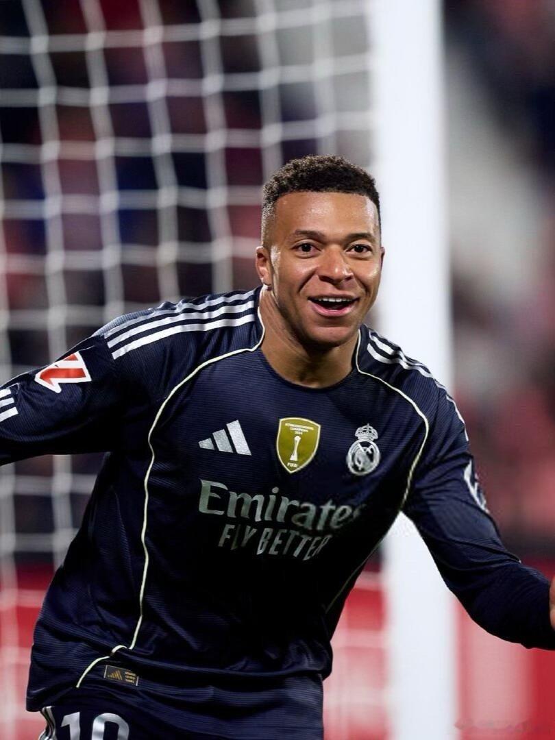 姆巴佩  继C罗之后，姆巴佩单一自然年为皇马进球53+今天打入进球后，姆巴佩在2