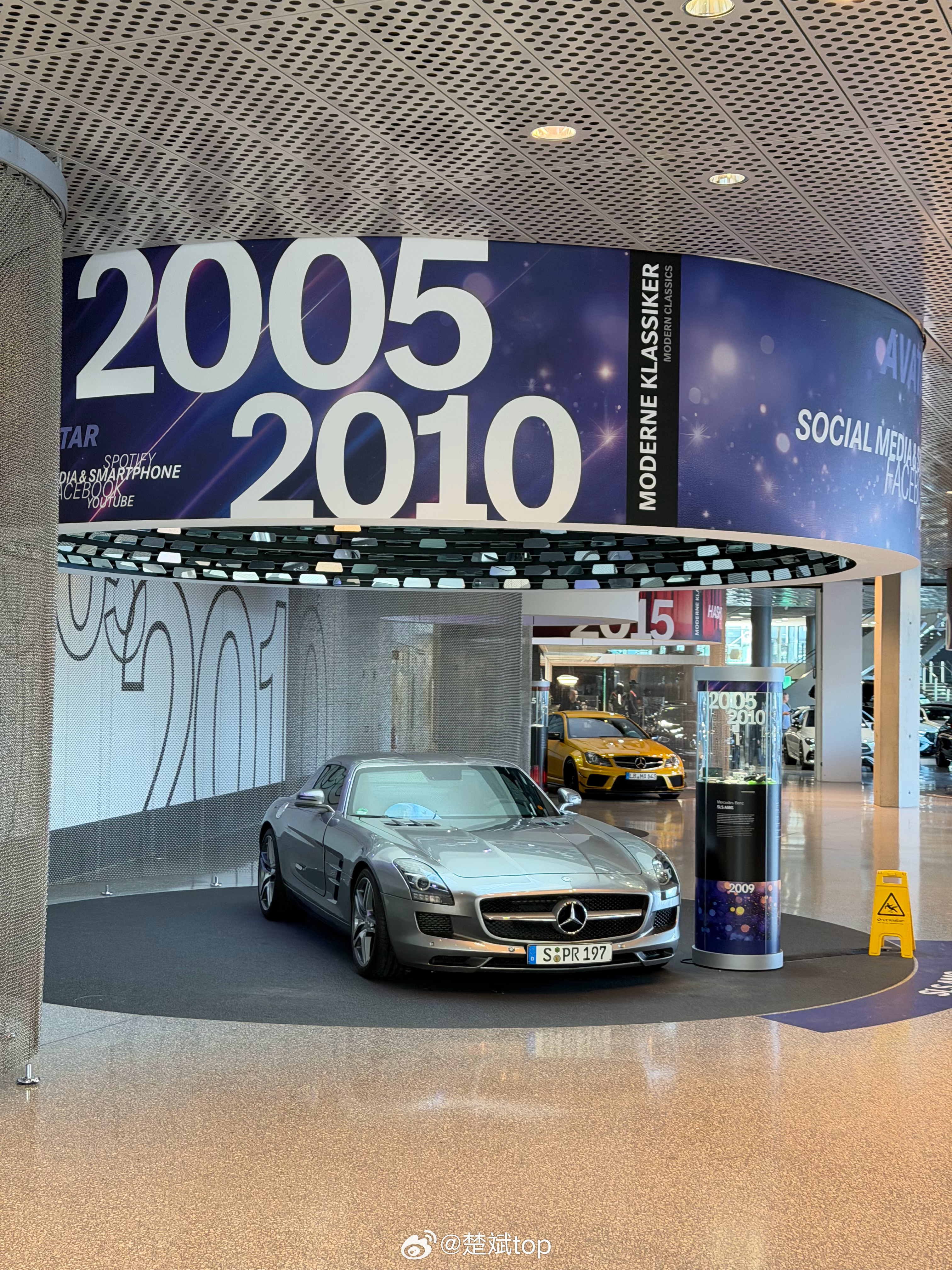 在奔驰博物馆给大家买了小礼品抽奖，大家记得夸我帅！ 德国·Mercedes Be