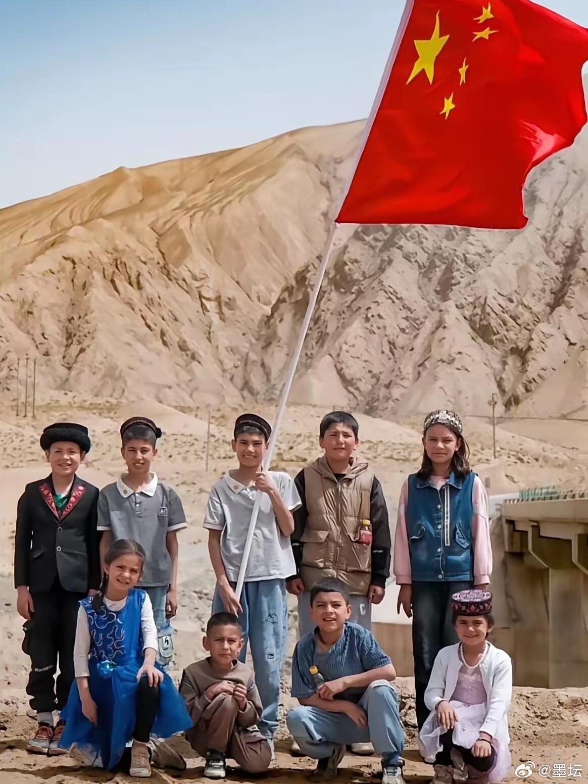 这几个小朋友火到人民日报了！！！博主在新疆遇到一群举着国旗的塔吉克族小朋友，当博