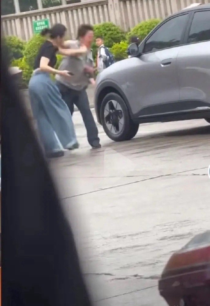 福建三明学校门口打架的女司机和男保安都有错，谁也不用说谁！这事儿发生在4月21下