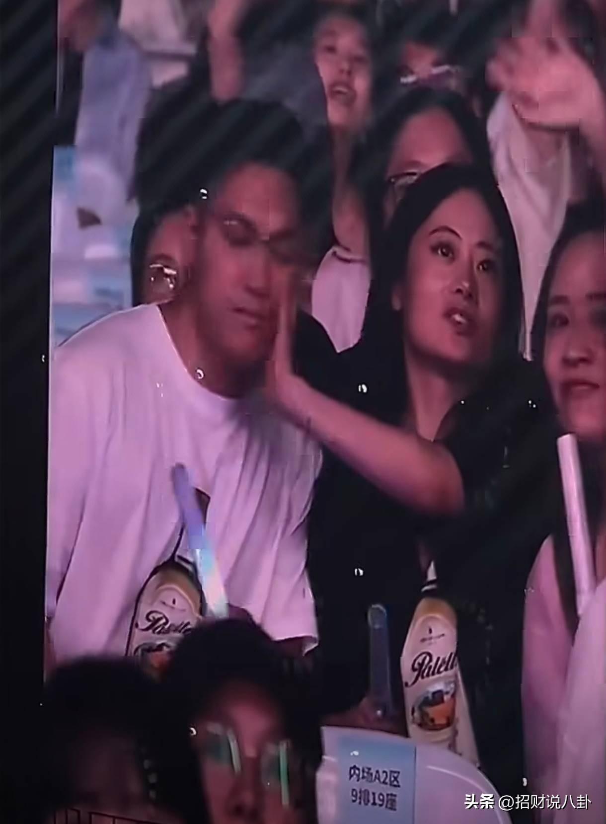 萧敬腾杭州演唱会情侣拒绝亲吻大反转，男女朋友并没有分手，也不是什么生理性厌恶，他