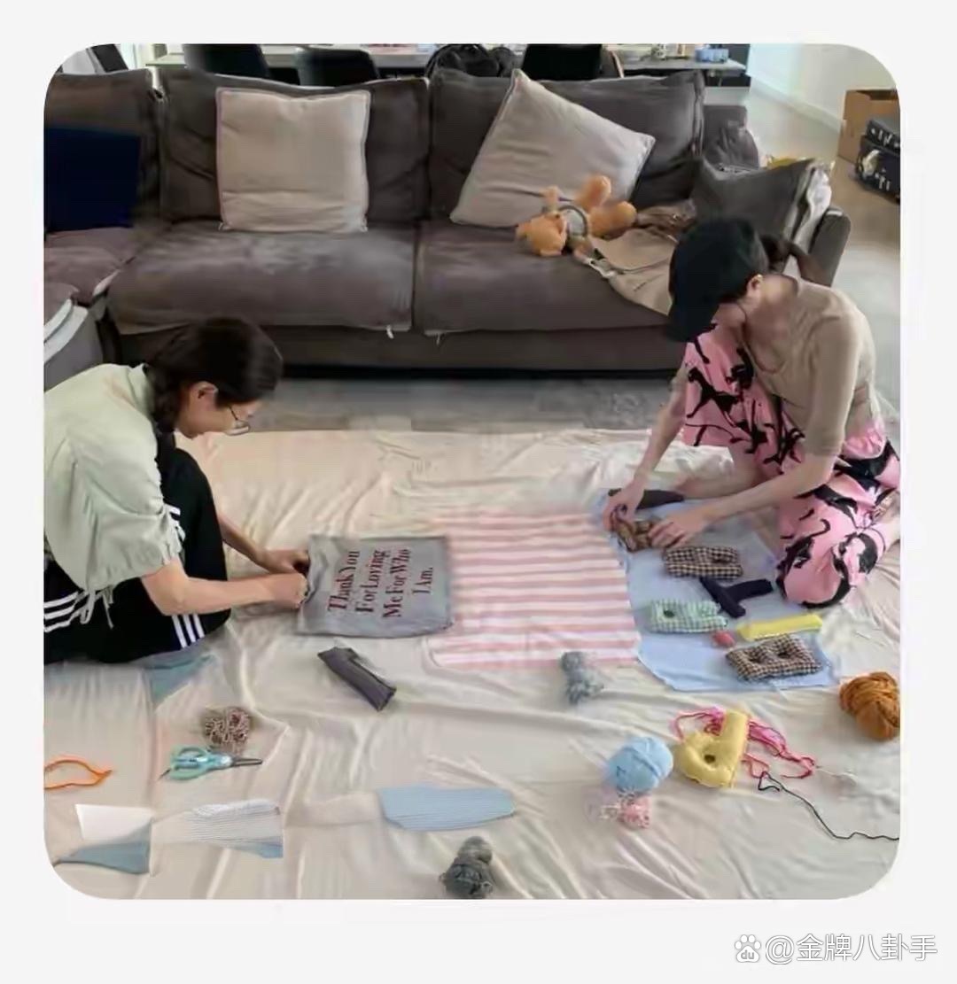 何穗晒生日亲子照。小win皮肤特别白。母子俩互动很暖。孩子完全随妈妈的肤色。谁懂