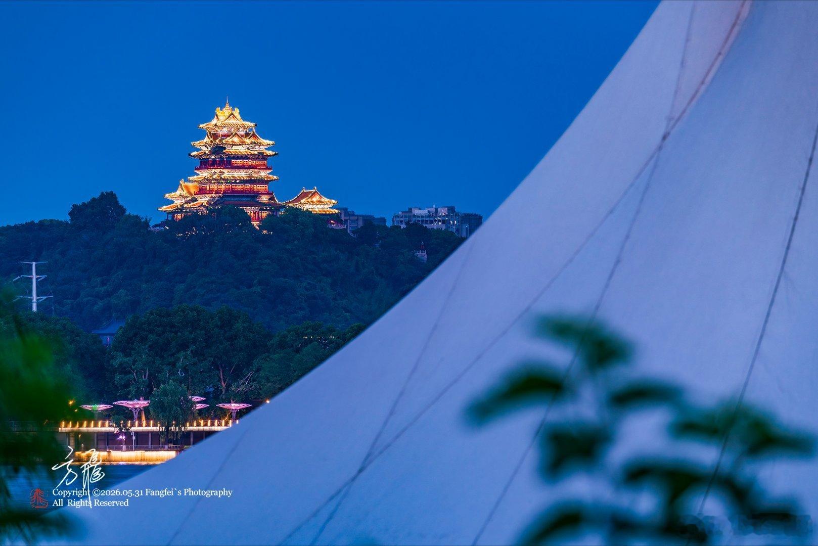 有了前景，感觉不一样最近周末，阅江楼亮灯都很早紫峰楼顶的灯不亮了，正好创作阅江楼