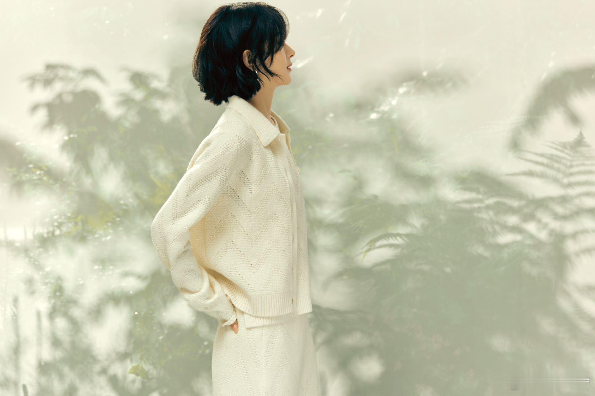 赵丽颖温柔溢出屏幕了  赵丽颖温柔溢出屏幕了，好有氛围感的一组图呀，她的一举一动