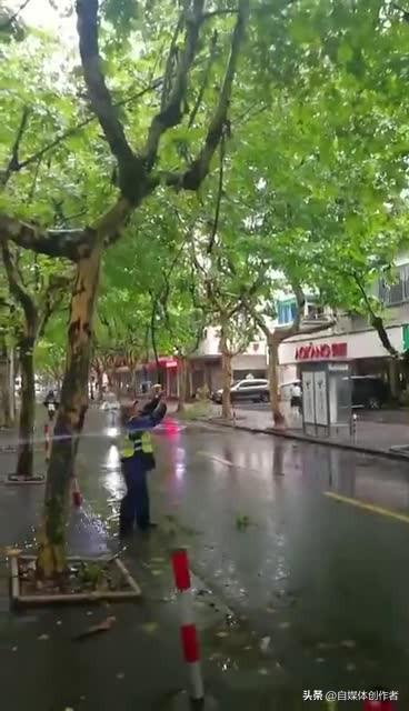 紧急预警！超强台风巴威直扑杭州，全城风控全面升级
 
极端天气突袭从不留情。超强