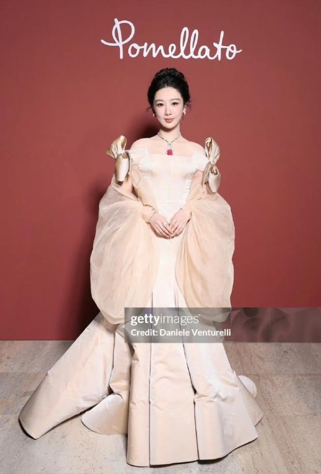 杨紫出席海外高级珠宝展！
杨紫现身巴黎出席宝曼兰朵高级珠宝展，前几天刚现身米兰出