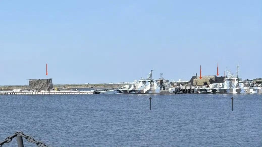 波罗的海舰队列宁格勒海军基地，可以看到潜艇的防无人机网的外面还铺设了伪装网。
