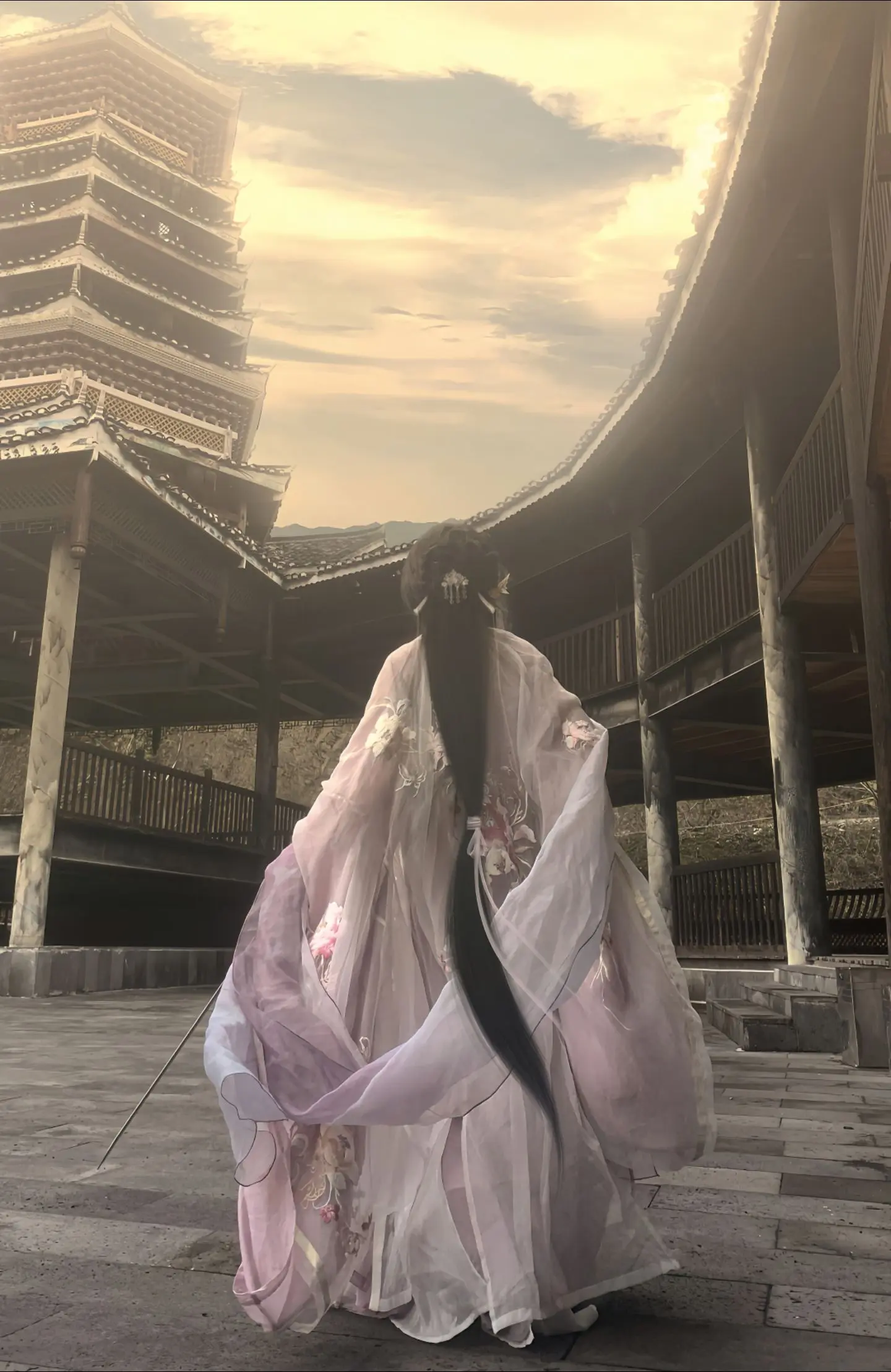 “刀剑无情  小心伤了姑娘”