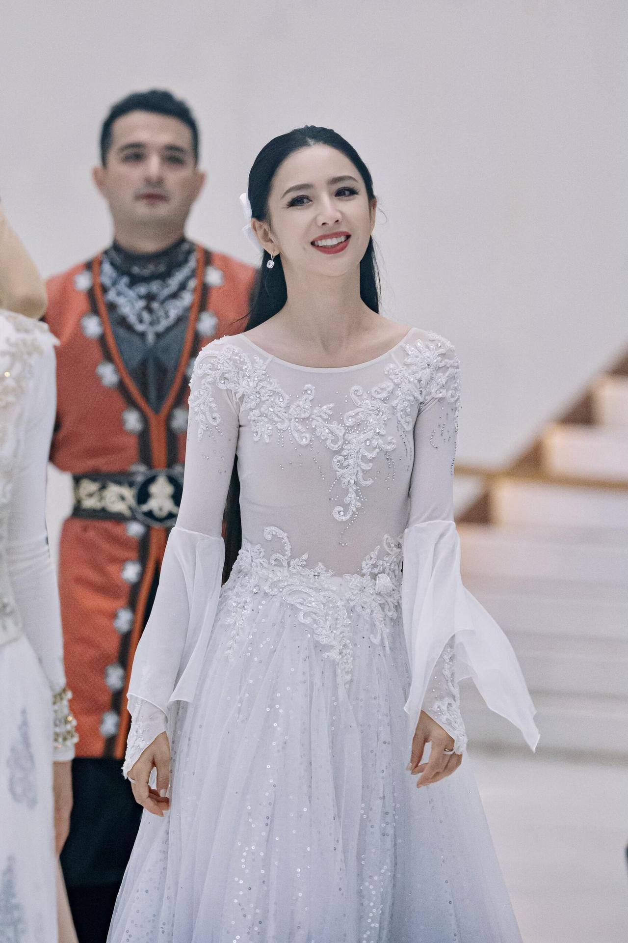 一、颜值魅力：独一份的中西融合美感，媚而不俗
 
作为锡伯族姑娘，她的长相是稀缺