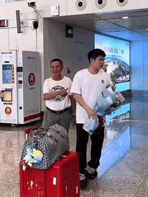 林诗栋已回到海南[笑哭]！
在2025年第十五届全运会乒乓球男单项目获得亚军的林