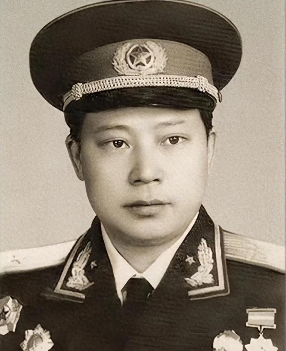 龙飞虎将军坚持让已成为国家干部的儿子到连队当兵，妻子孟瑜对此有怎样的态度？
19