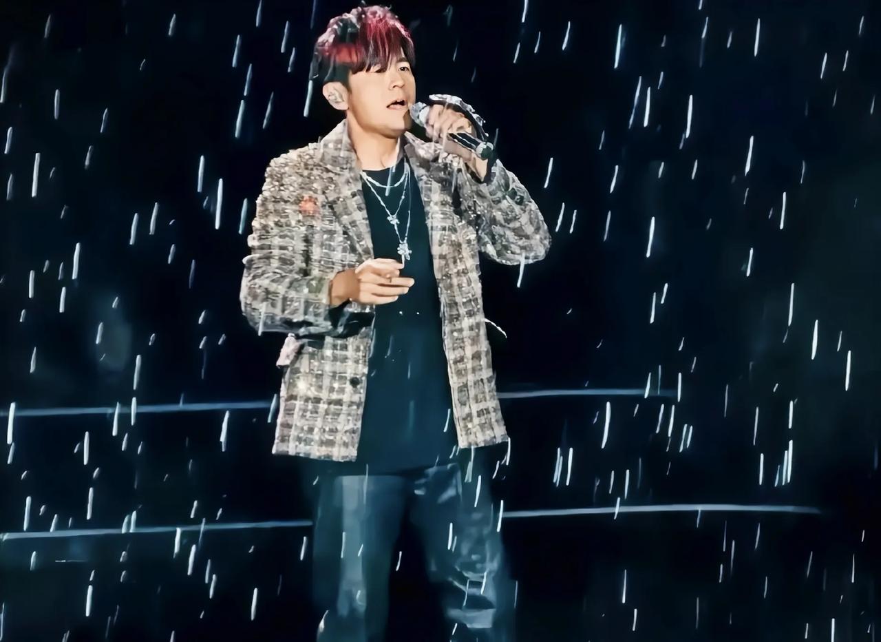 周杰伦演唱会下大雨被吐槽，将心比心五十多岁的人已经足够敬业了
周杰伦杭州演唱会那