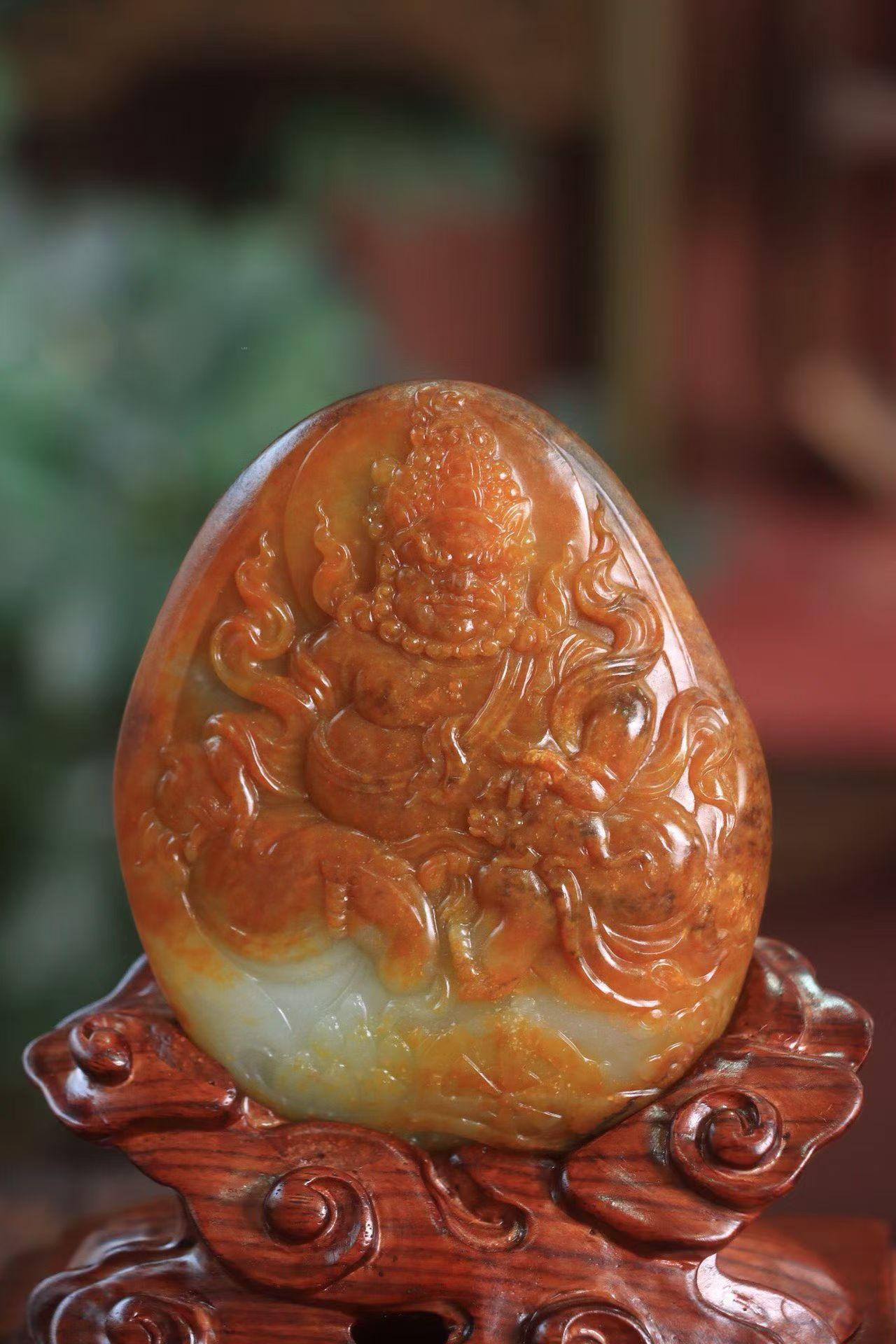 〈籽料 黄财神〉

新疆和田籽料财神。肉质油润细腻，皮色浓郁鲜艳，苏工巧雕黄财神