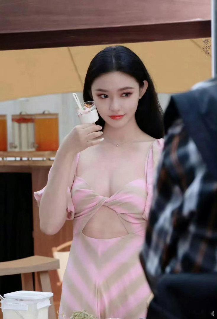 林允痛失艺名，以后叫费霞 