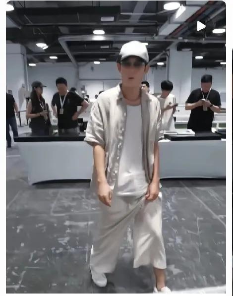 迄今为止，
还没有一个比他潮的港星，刘德华不行，谢霆锋也不行！