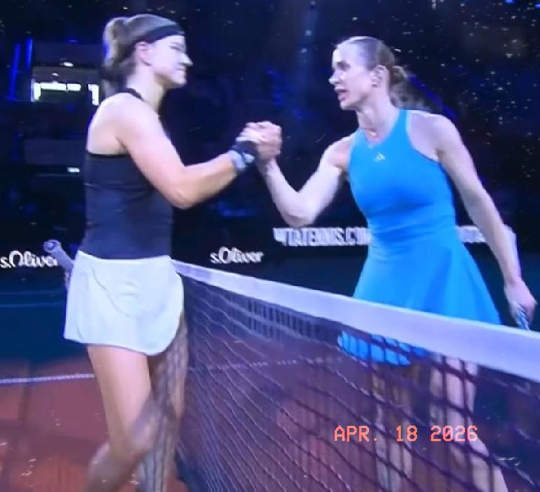 WTA500斯图加特站女子单打半决赛最新赛况：
第一场，穆霍娃以6-4， 2-6