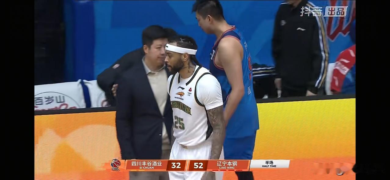 换帅以后的辽宁男篮，在面对弱旅四川男篮上半场的比赛中，打出了少有的流畅配合，半场