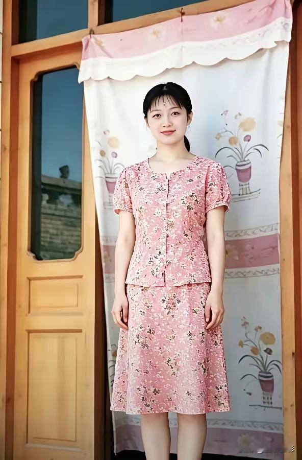 捣练子·贺女升学
芳十八，赴京华，
别却乡关踏锦霞。
门畔倩容凝晓影，
笑含清韵