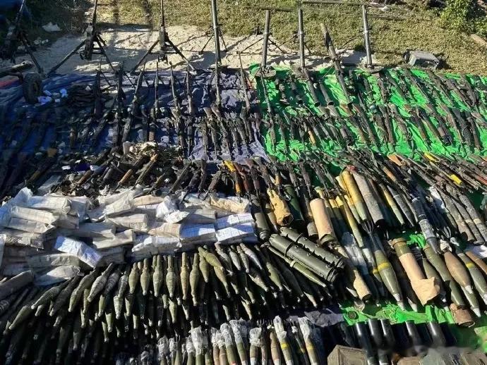 看看缅兵被缴获的武器，什么掷弹筒、轻机枪、各类型毫米炮弹、大炮、一箱箱子弹...