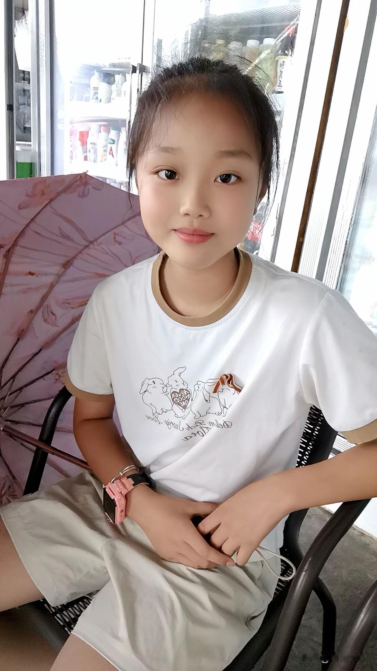 眼睛是衬托美女漂亮温柔的重要器官！这样的美才是最可爱的。