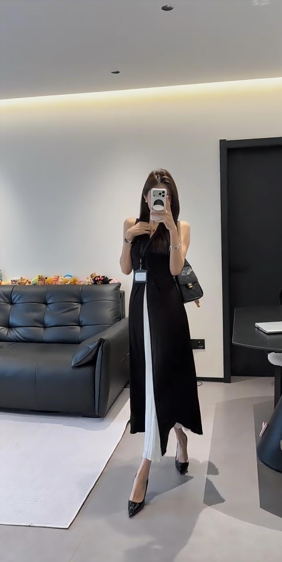 今天推荐的这套是黑白撞色长裙穿搭采用经典的“极简主义”设计，兼具优雅与个性，非常