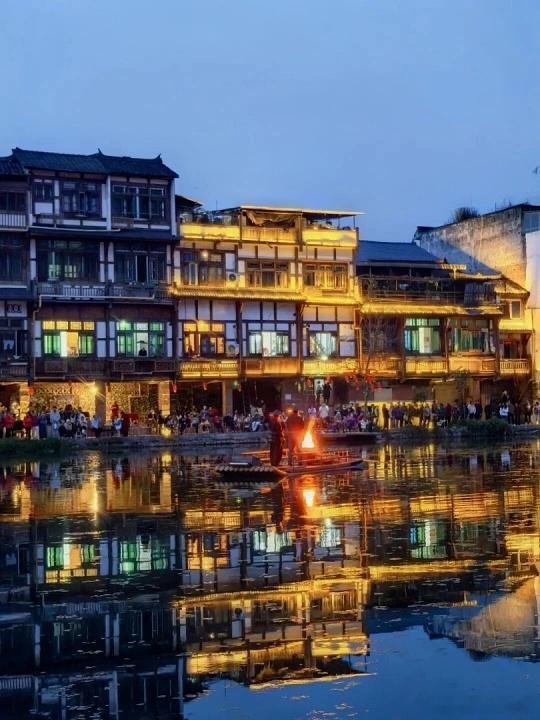 成都盛夏闷热，想找安静人少的避暑地，西边夹关古镇太合适。白沫江穿镇而过，吊脚楼配