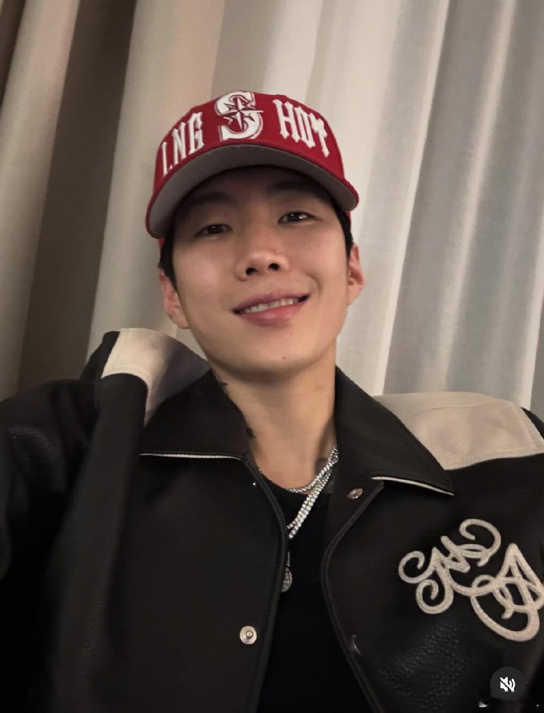 朴宰范也到了喝茶的年纪 生日当天亮相WIEA，台上被祝福。也在后台递上生日礼物“