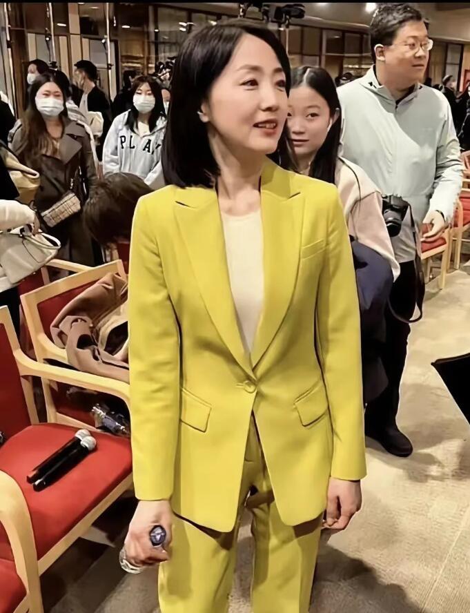 气象美女杨丹都已经52岁了，气质不输杨澜，是央视为数不多的气质型女人。

她的颜