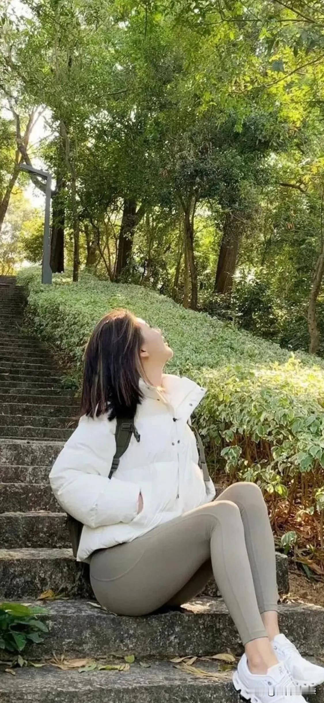 我总觉得我是在虚度年华呢，这一年貌似没有可圈可点的地方，即忙忙碌碌又极其无聊。
