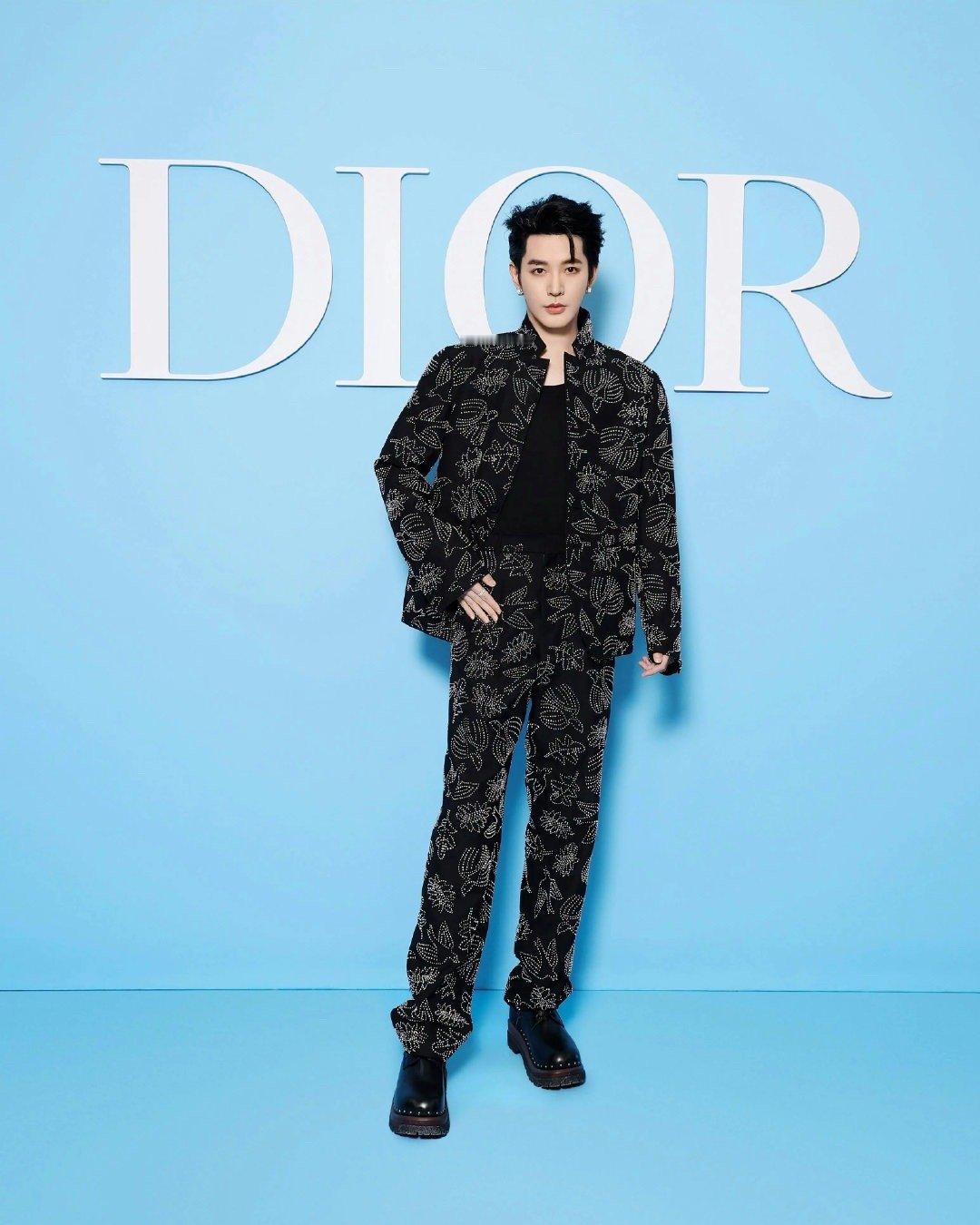 #邓为被选为巴黎时装周最佳着装##邓为巴黎时装周最佳着装#在巴黎认真工作的为子，