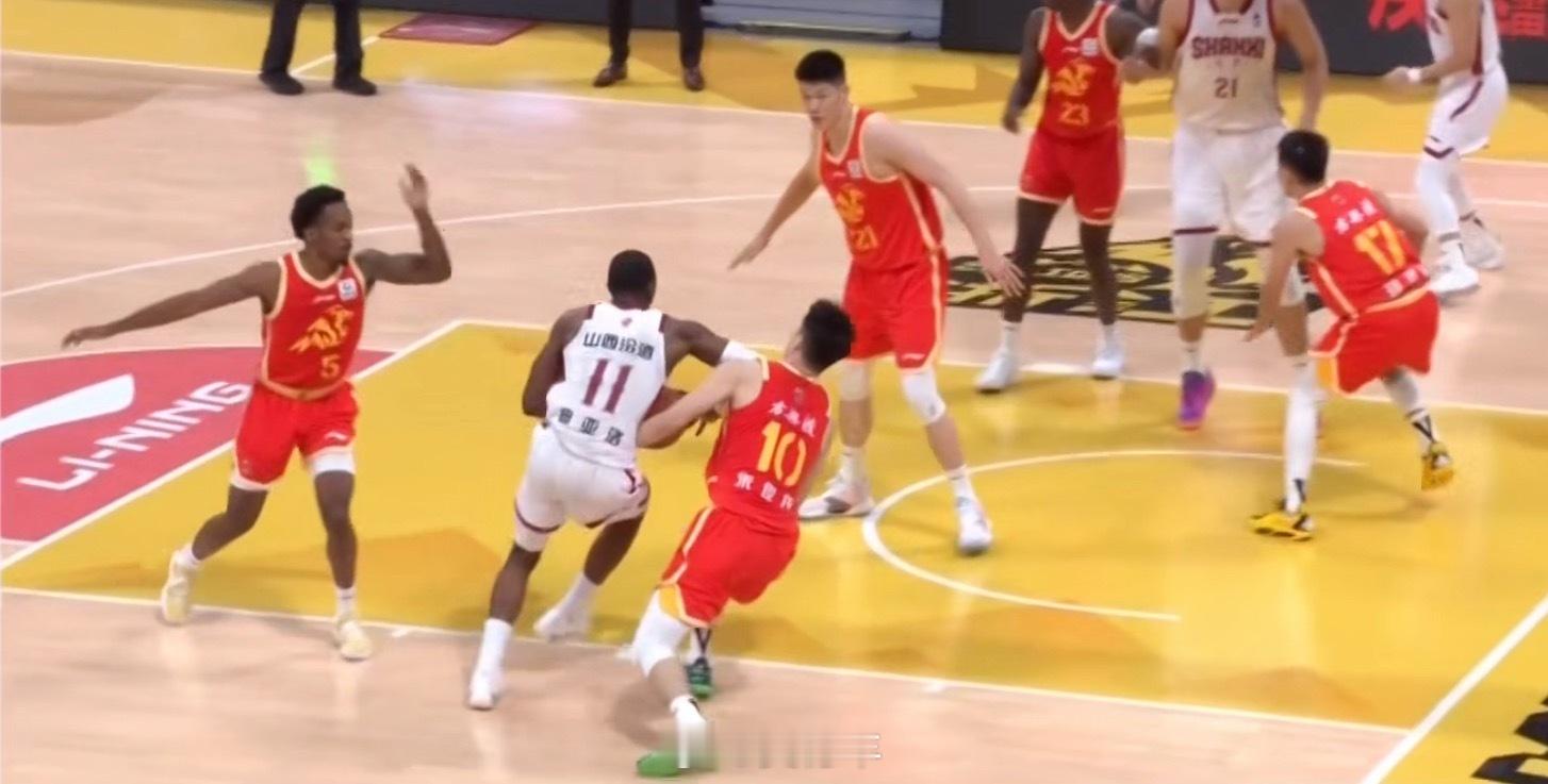 这一肘挥的，还是熟悉的迪亚洛。广厦男篮vs山西男篮cba新赛季揭幕战