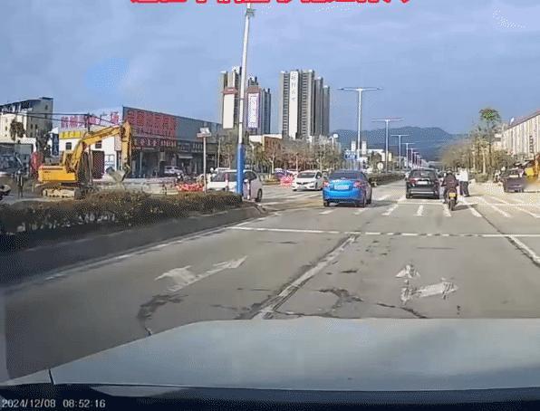 要么就每个路口都装红绿灯，要么就想办法人车分离。这种没灯的斑马线，有的车让行，有