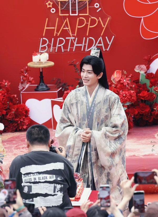 凤凰台上剧组给任嘉伦庆生祝演员任嘉伦生日快乐[蛋糕]期待你的新剧《凤凰台上》[打