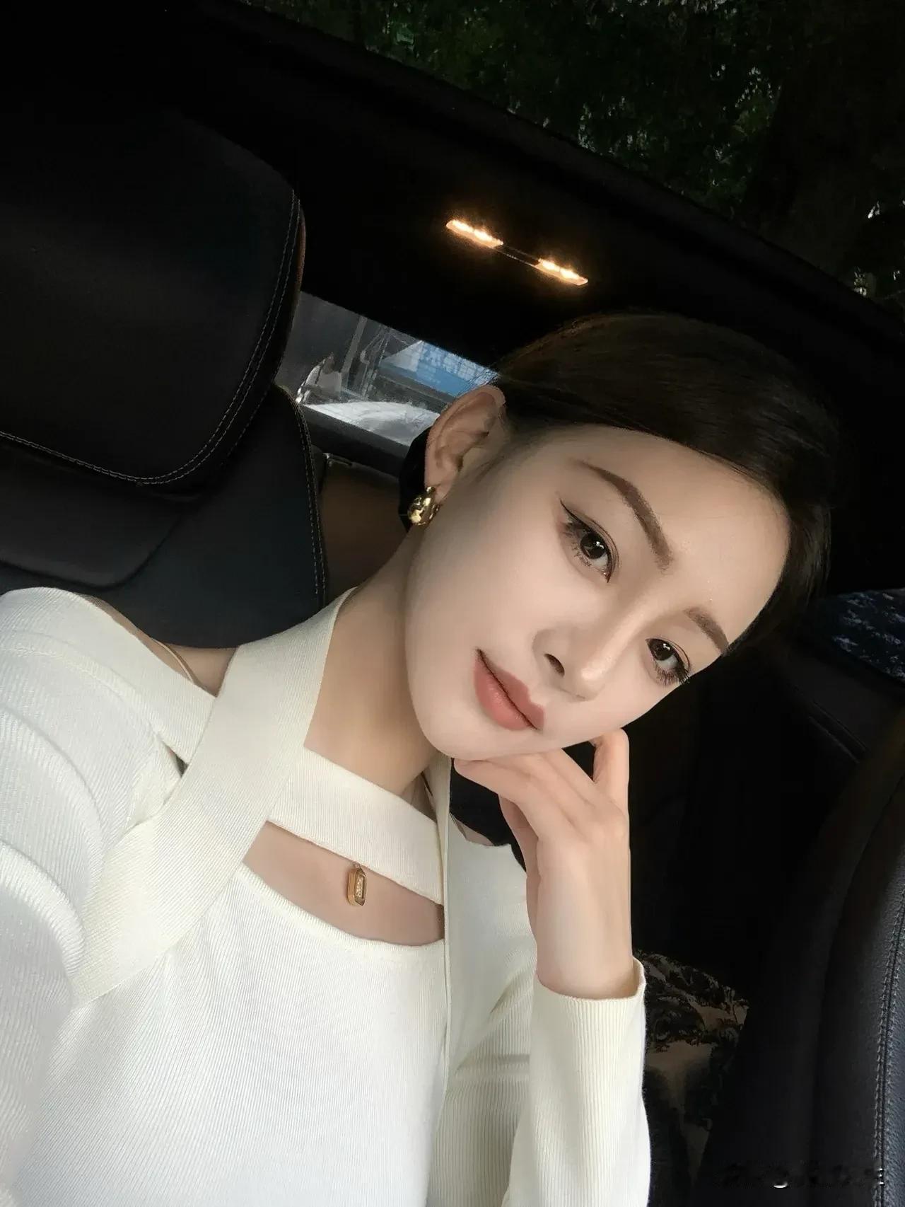 黑夜给了我黑色的眼睛，
我却用它来寻找光明
夜晚才是属于自己的时间