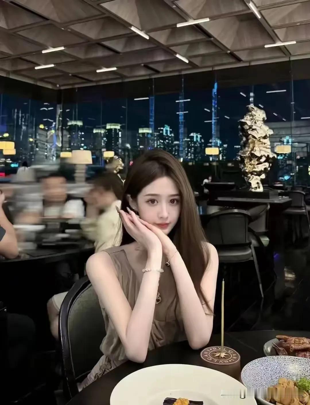 【再次被网友挖掘】
女主曝光，人的确很美，但就是TS接受不了，也有人挖掘出易先生