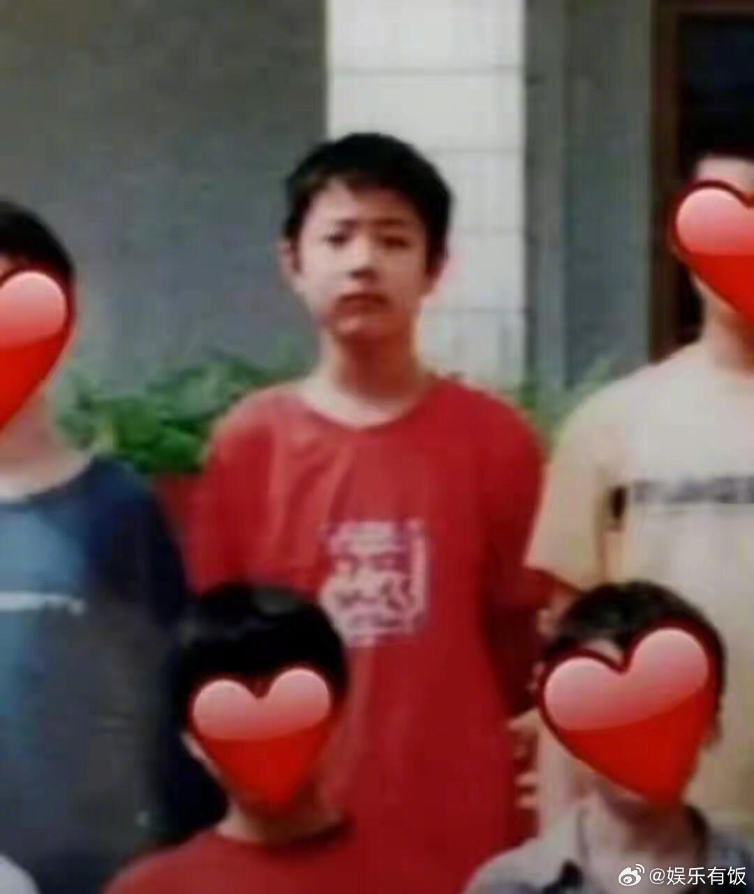 肖战小学时期毕业照 有网友晒出了小学的毕业照，网友评价：原来肖战从小到大都喜欢红