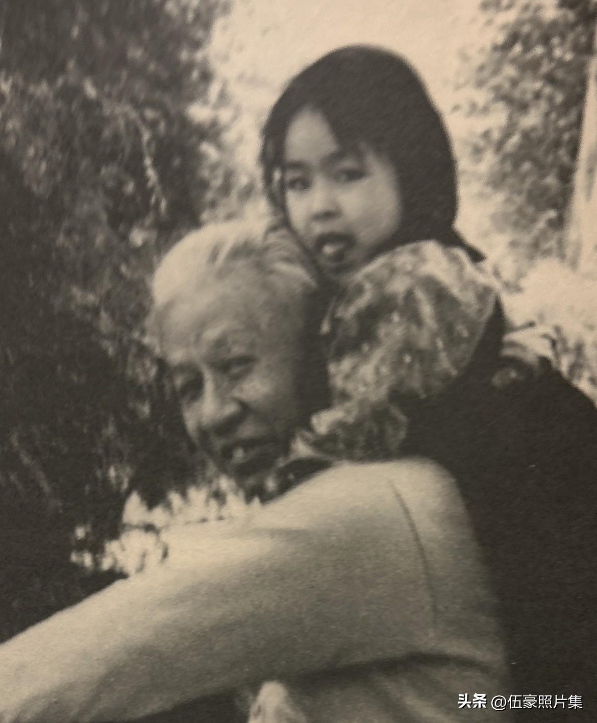 1965年，刘少奇和女儿刘潇潇在玉泉山的合影。刘少奇同志一生共养育了9个子女，分