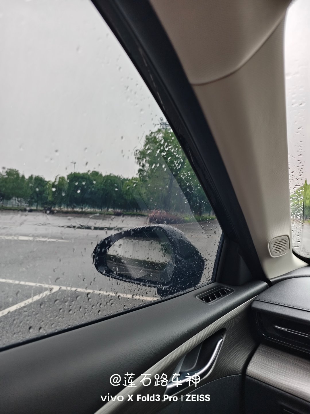 雨又下起来了。不拍吧，来都来了不干活儿岂不白折腾这么老远了…拍吧，拍完设备全完蛋