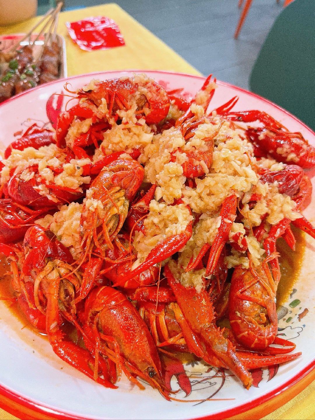 老了，跟不上形势了，我一直以为这热闹的深圳龙虾事件，是腾讯在它家总部大楼门口摆摊