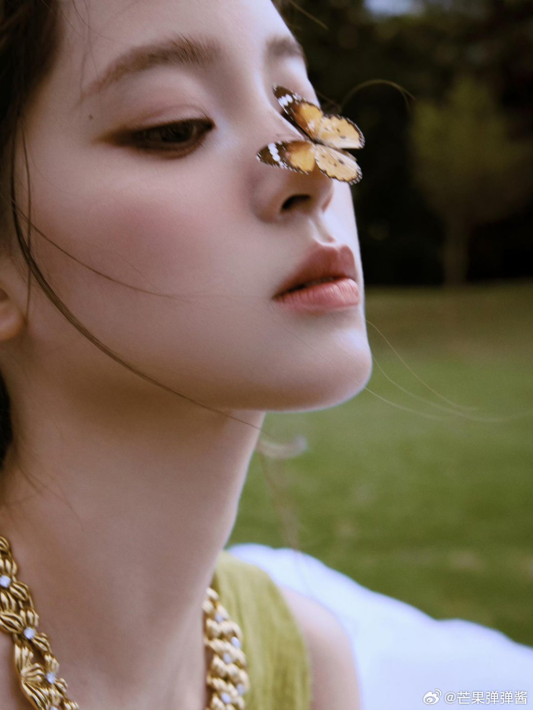 欧阳娜娜[超话]欧阳娜娜红毯概念封神了，感觉已经闻到花香了，像花丛里的小精灵一样