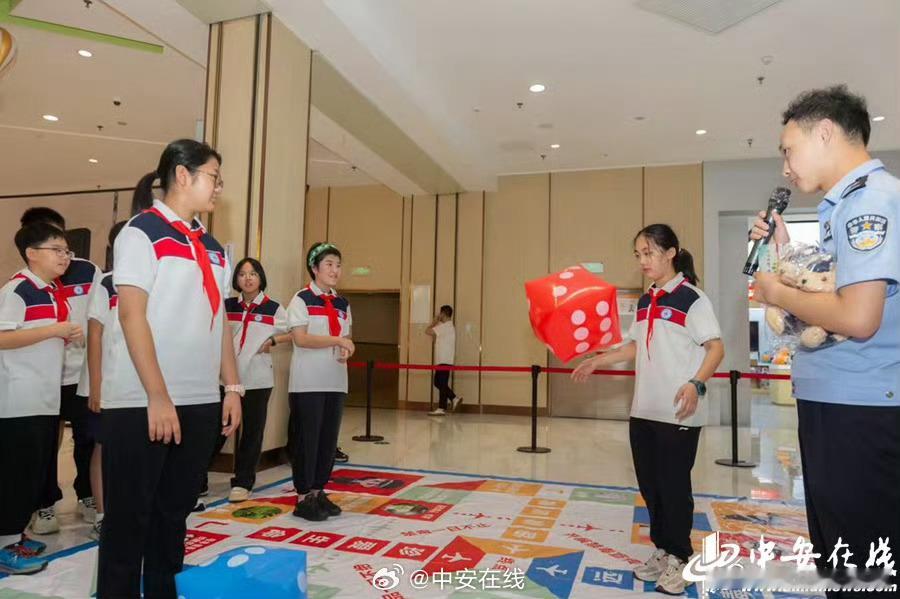 【奶茶里也能藏毒品？#合肥侠们沉浸式体验禁毒教育#】8月15日下午，合肥市经开区