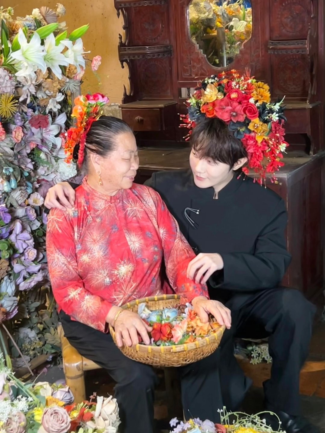 全网都在泉州偶遇刘也刘也泉州体验簪花 刘也这次泉州之行太有意思了。把舞台上的光芒