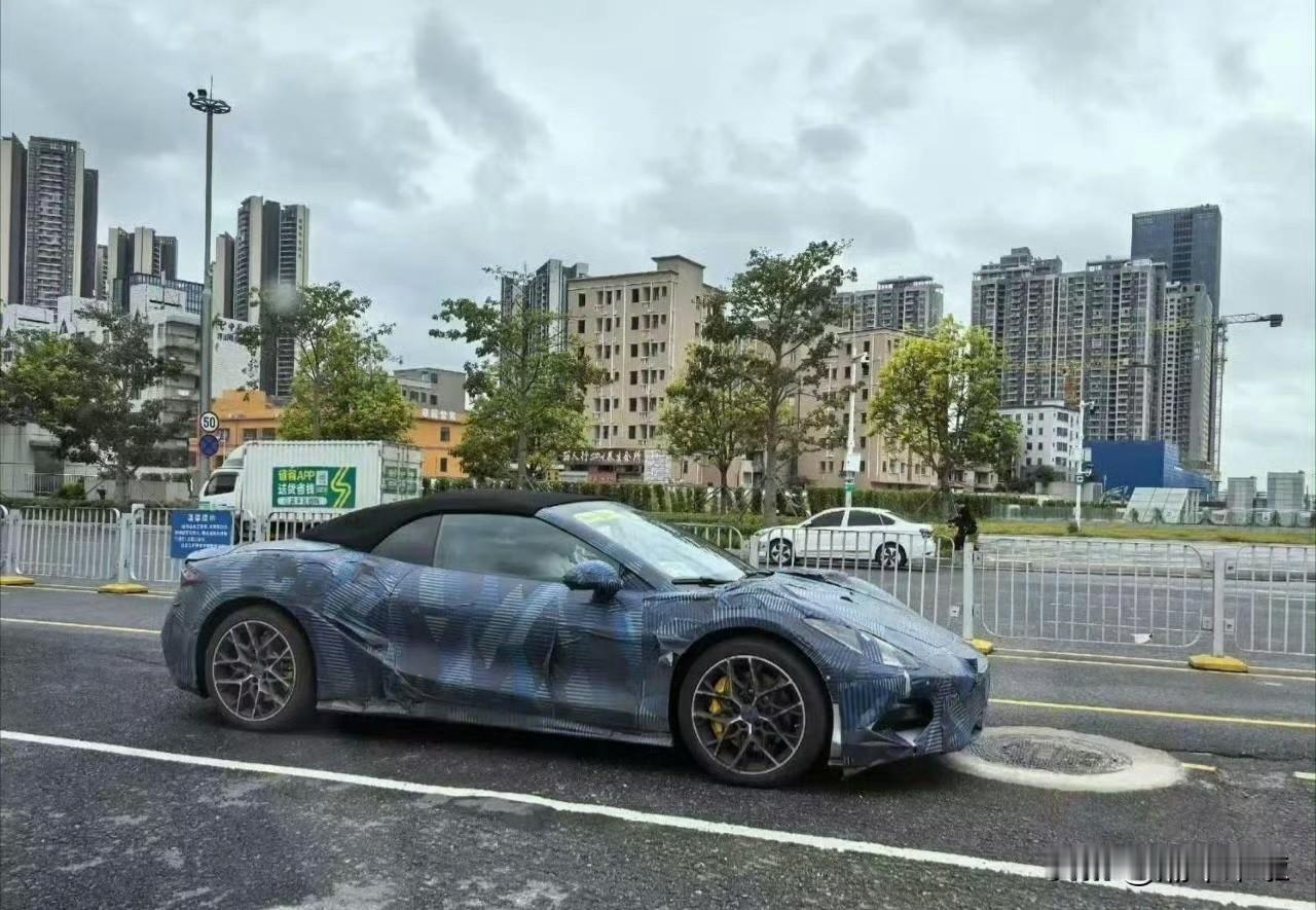 前几天网上流传出疑似腾势Z敞篷版的测试照片，车子还盖着伪装布，但整体轮廓已经能看