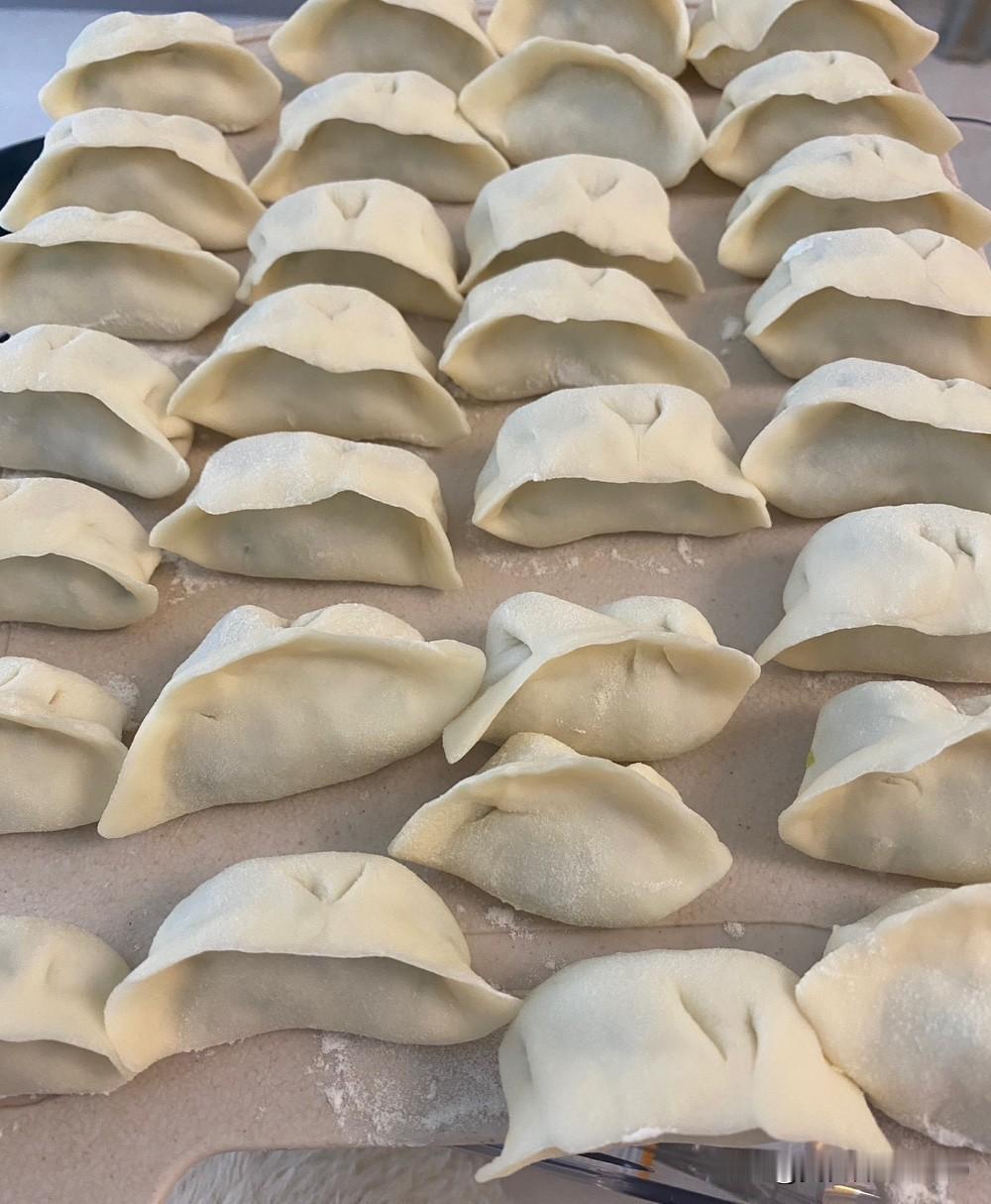 都说好吃不如饺子，饺子是我们大家都比较喜欢的美食。

我们家人也都喜欢吃饺子，基