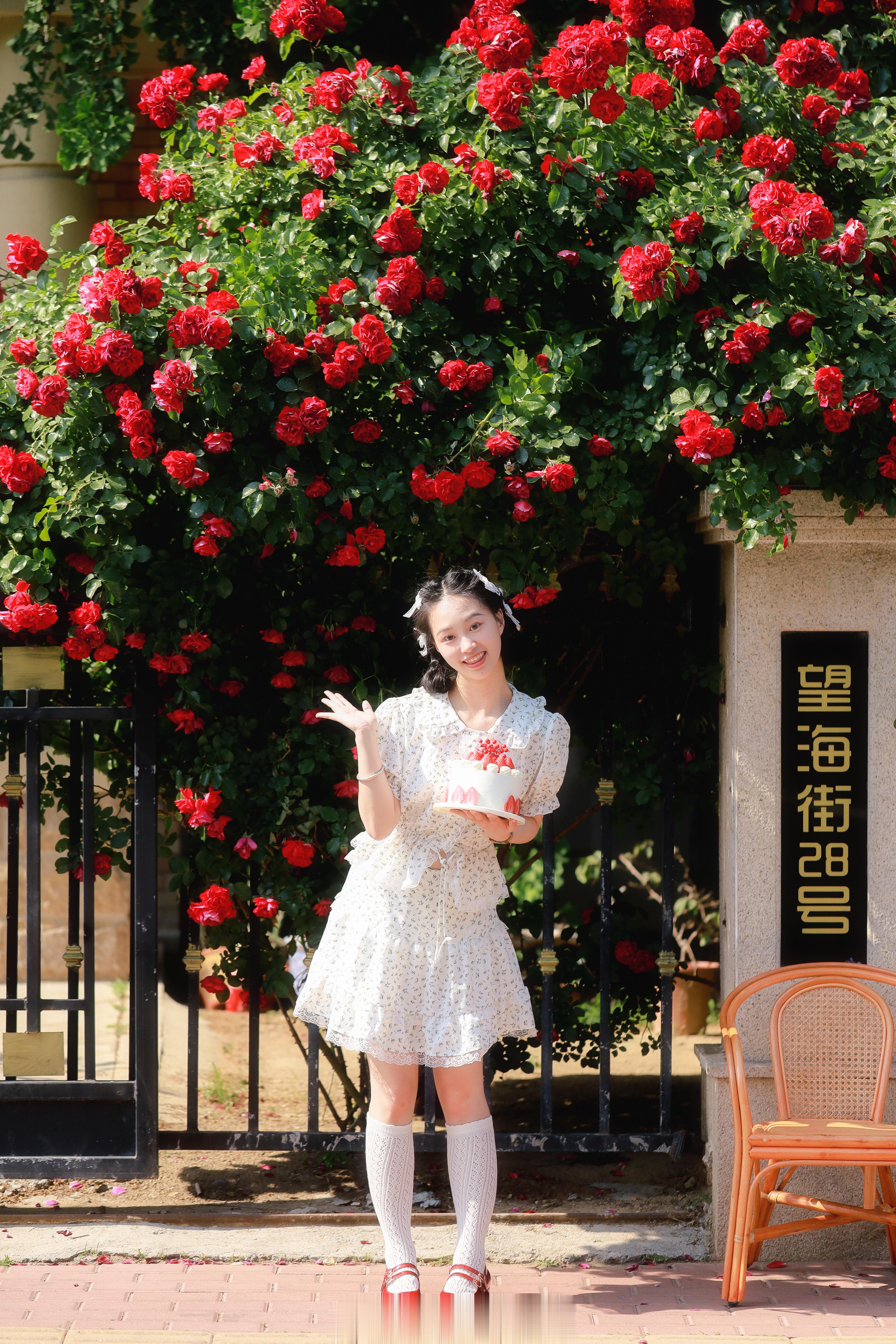 春天和蔷薇花拍的生日照#大连约拍[超话]##重庆约拍[超话]##复古少女写真# 