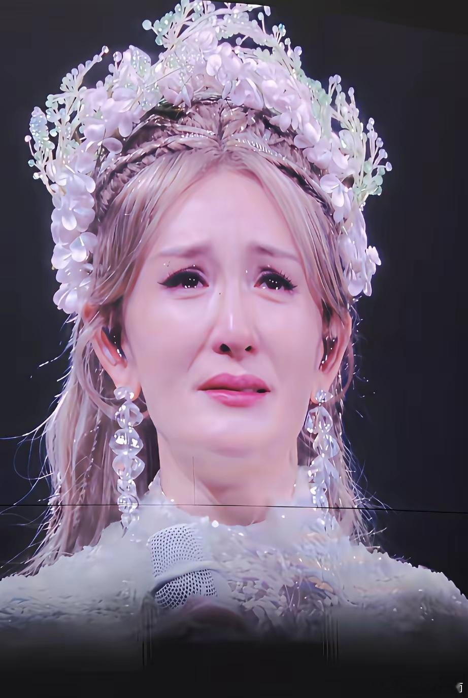 大家为什么会反感谢娜的演唱会？说白了，就四个字：信任感没了。五月份成都那两场，谢