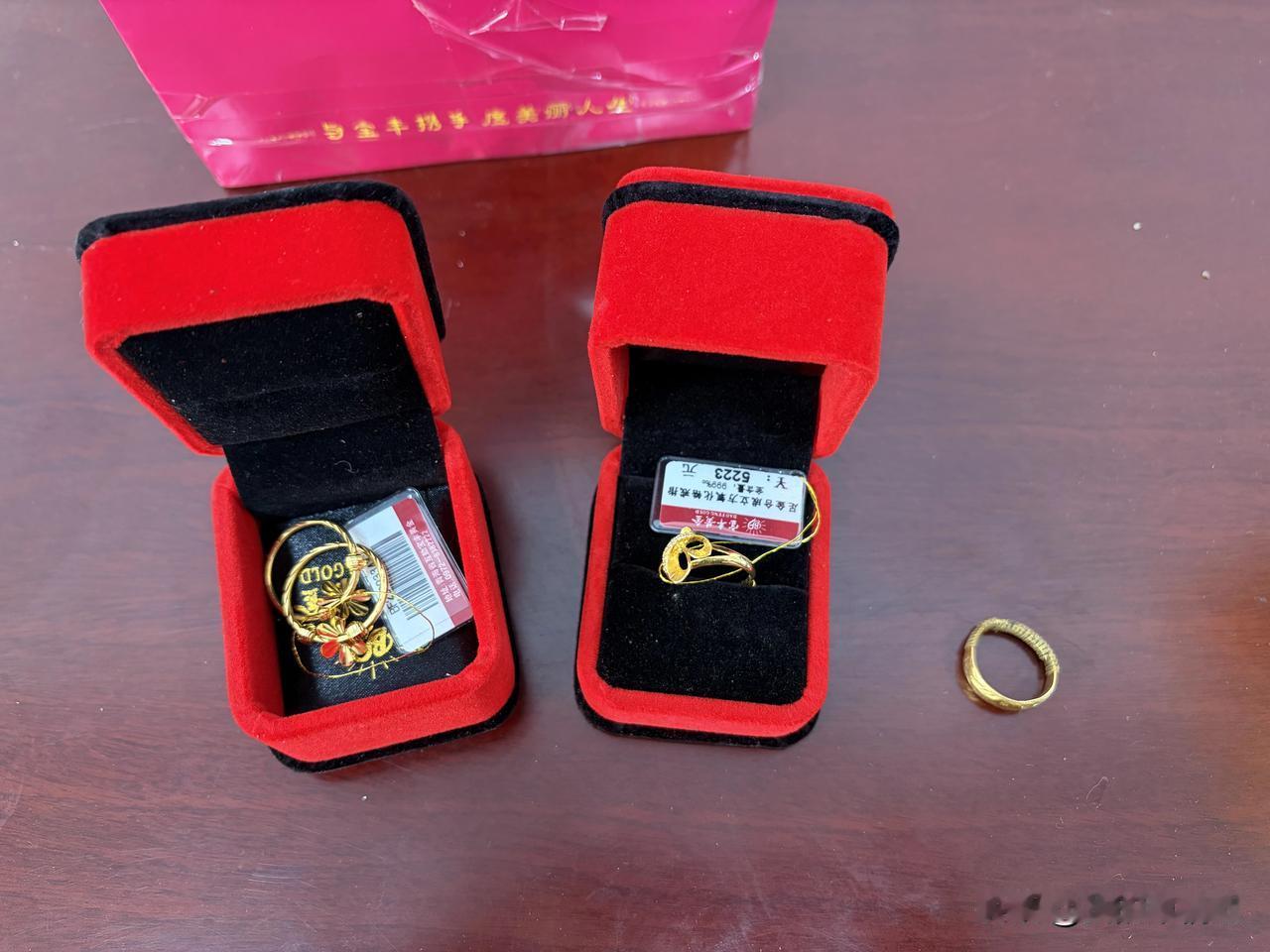 青海一女子购买两万元黄金首饰寄给当“军官”的男友惊动公安！

近日，互助县一女子