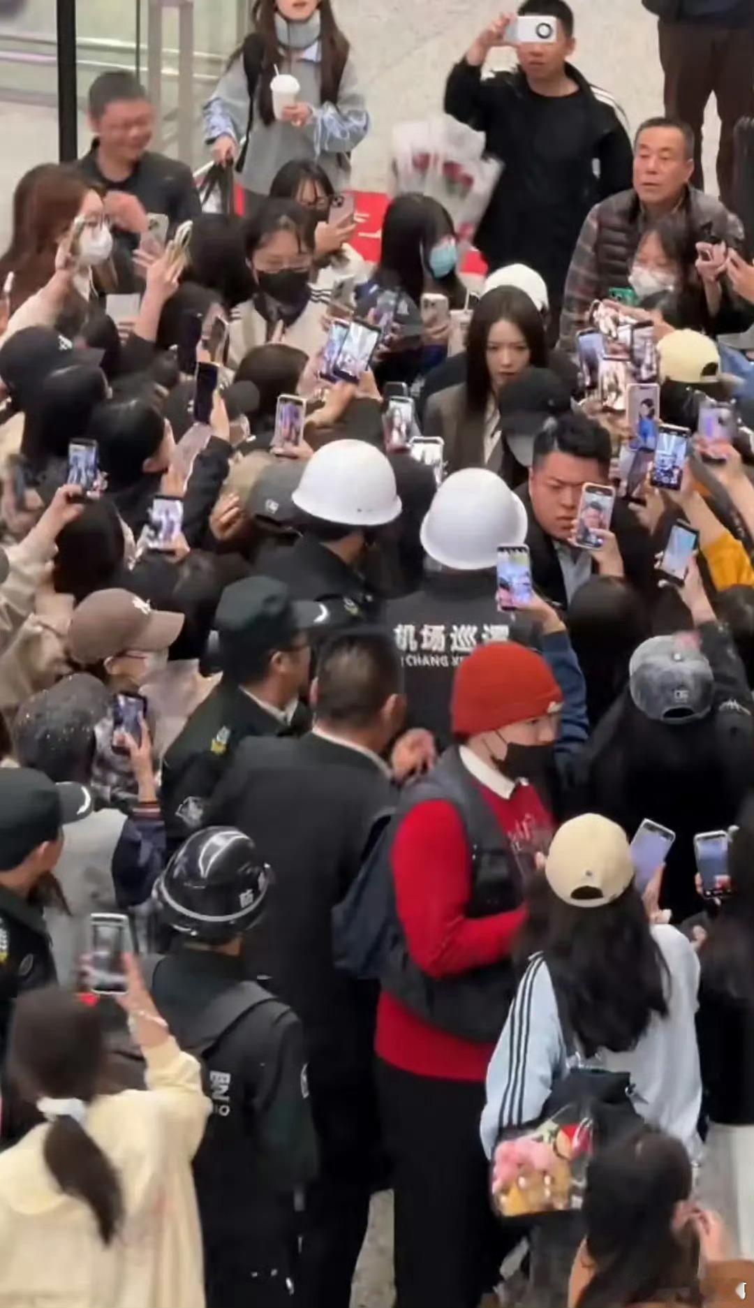 蔡文静被代拍挤哭代拍真的很离谱啊，这不就是镜头bl吗？看蔡文静表情真的被吓坏了，