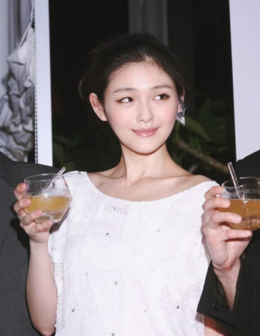 两条线：想自己奋斗就离婚，接戏、或者做节目、或者搞直播都可以。不想奋斗就握住汪的