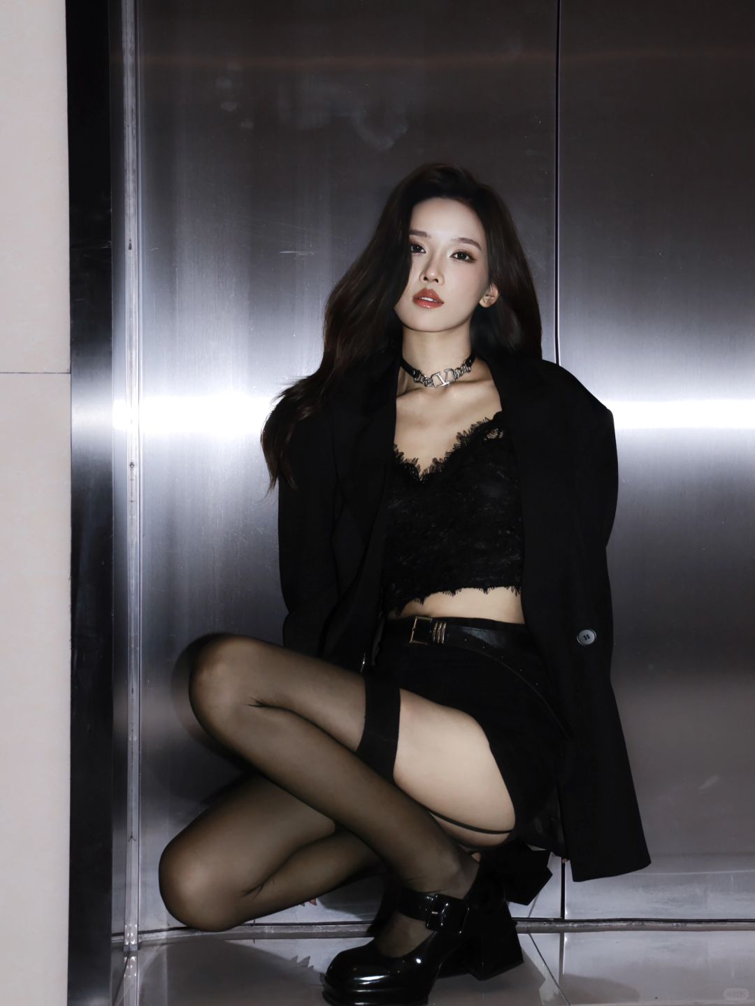 韩国女星电梯拍照 西装十吊带袜＋高跟鞋